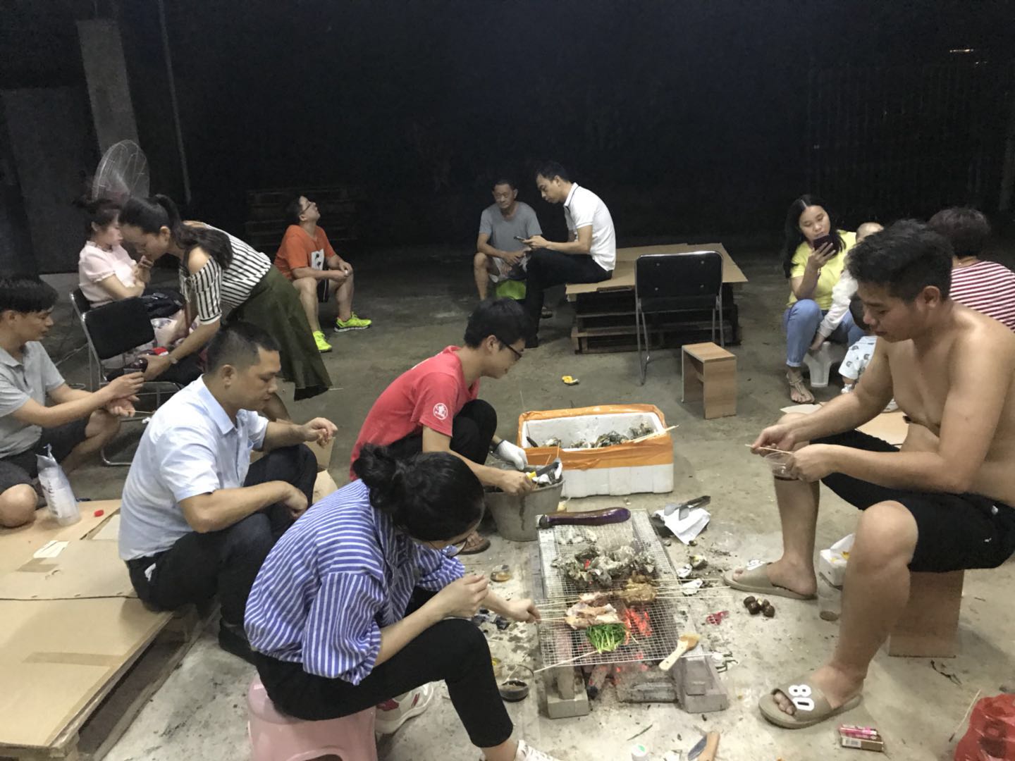 科度小聚中秋节的第二天，俗话说，15的月亮16圆，16晚上科度的家人们一起烧烤度过愉快团结的晚上